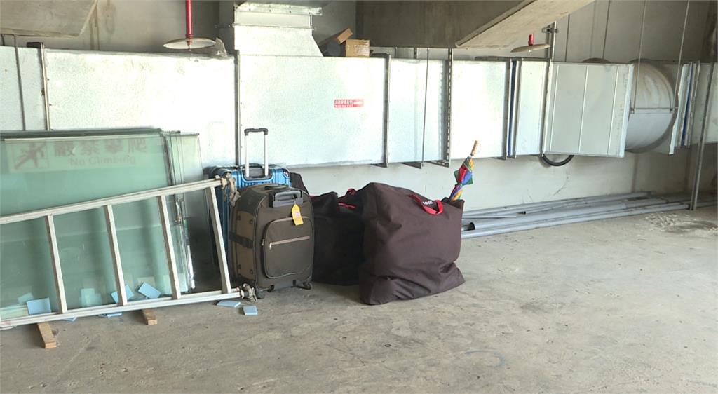 購物糾紛！台中火車站「街友格鬥」　民眾直擊「把人當球踢」場面