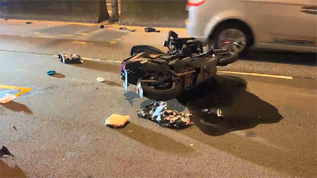 最新／車殼碎片噴飛一地！永和2機車相撞　騎士慘摔雙雙骨折送醫