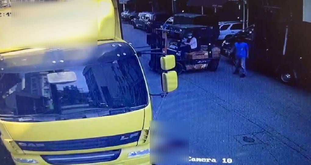 快新聞／台中驚傳死亡車禍！騎士撞堆高機貨叉「當場身亡」　驚悚畫面曝光