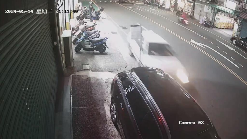 轎車酒駕擦撞路邊車輛翻覆 無辜學生受波及骨折送醫