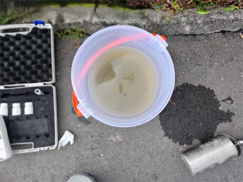 工廠趁雨偷排廢水 遭環保局當場抓包
