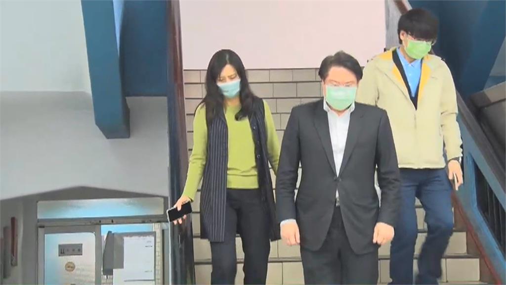 曾與確診警短暫脫罩合照 林右昌居隔3天