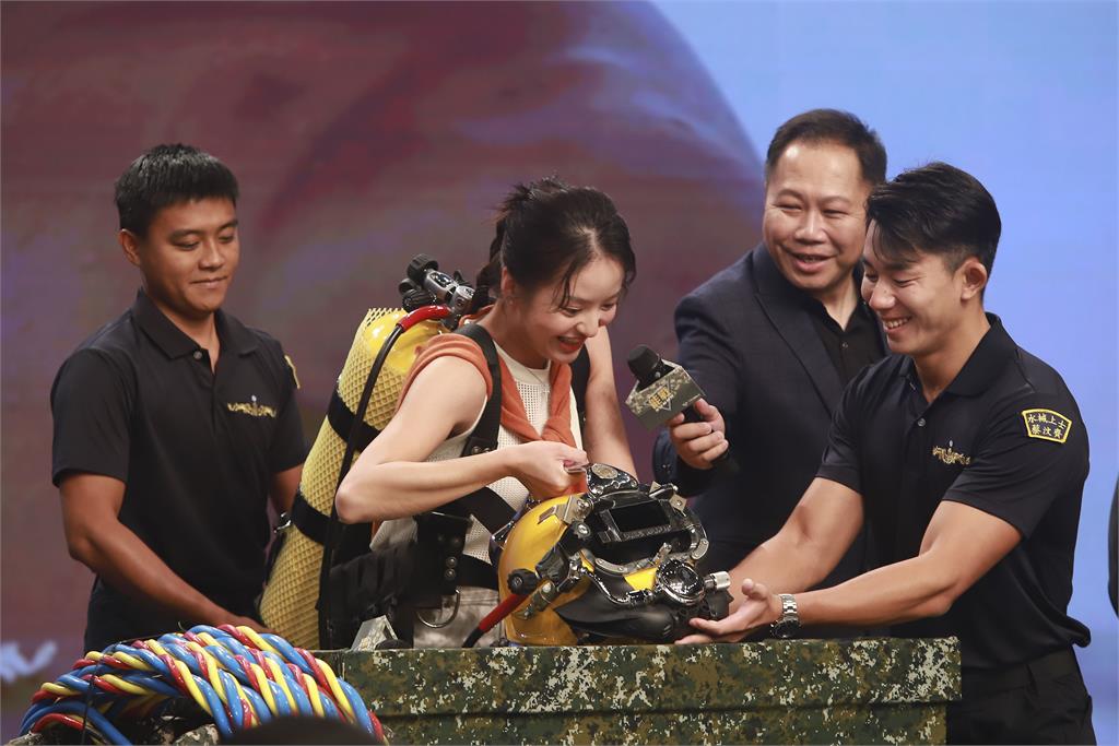 全新一季《能戰!全民新視界》專業軍事旗艦節目開播!宜芳體驗30公斤水下作業裝備