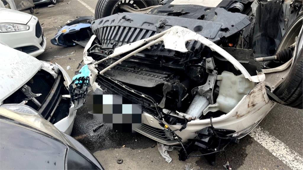 八旬翁開車闖紅燈撞機車　車輛翻覆橫躺路中央
