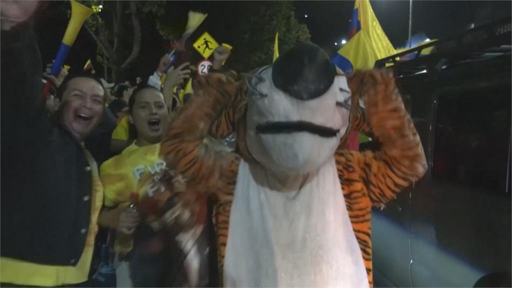 哥倫比亞總統決選 開票差距不到1% 艾思普雷雅自行宣布當選 左派選民燒美國旗