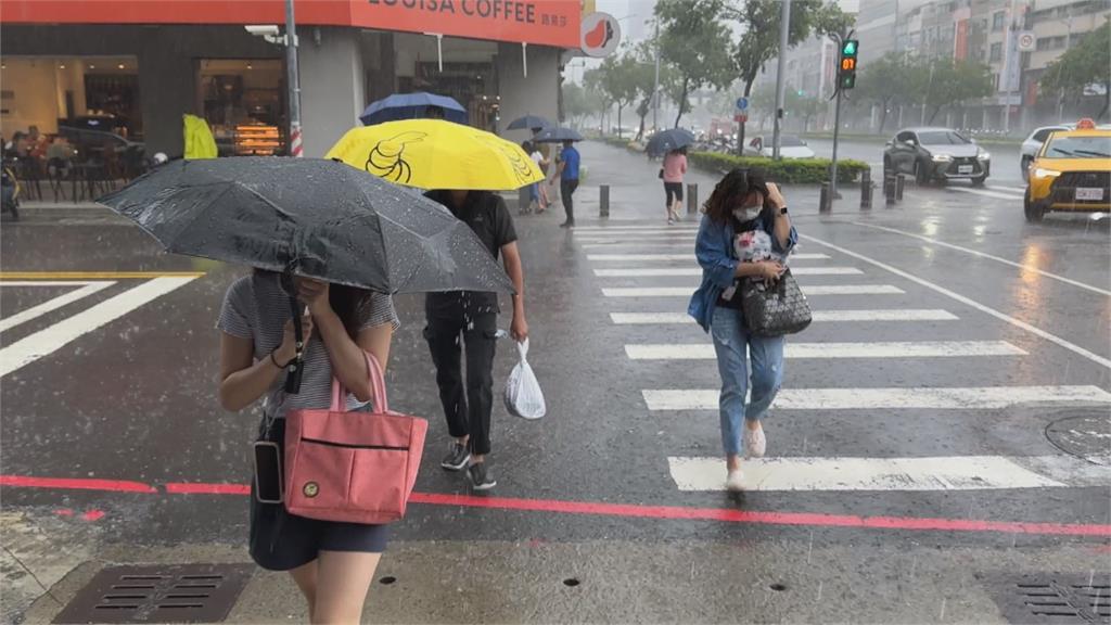 雨彈狂掃!高雄鳳山積水「馬路變河道」 汽車開進水溝動彈不得