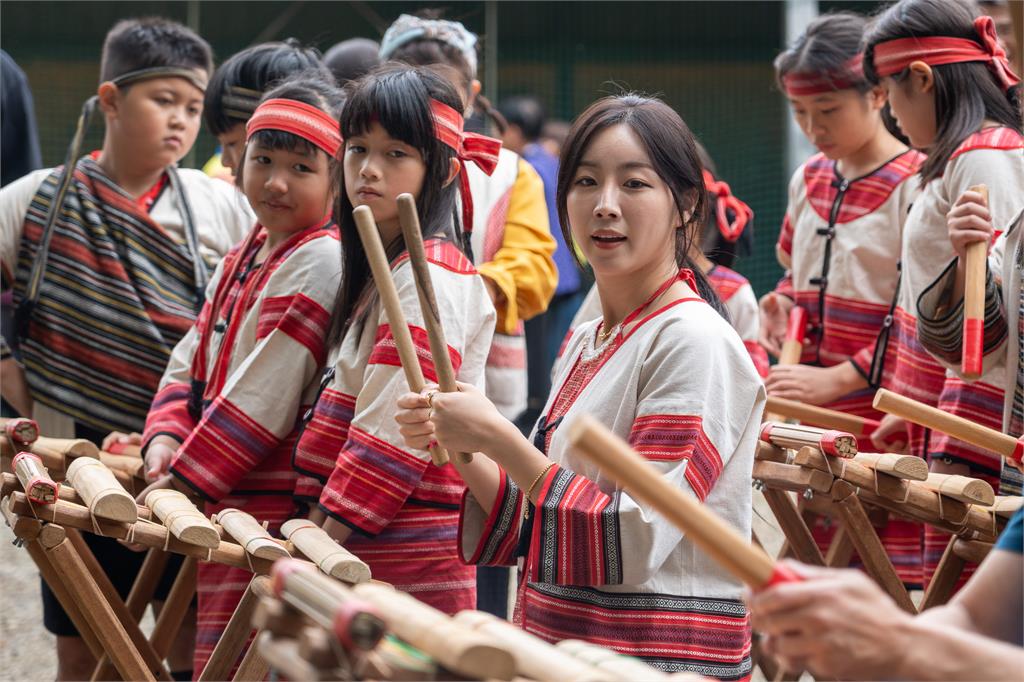 啦啦隊(圖多)／球芽攜手安芝儇走進偏鄉以「舞」會友！網大讚：人美心善仙女下凡