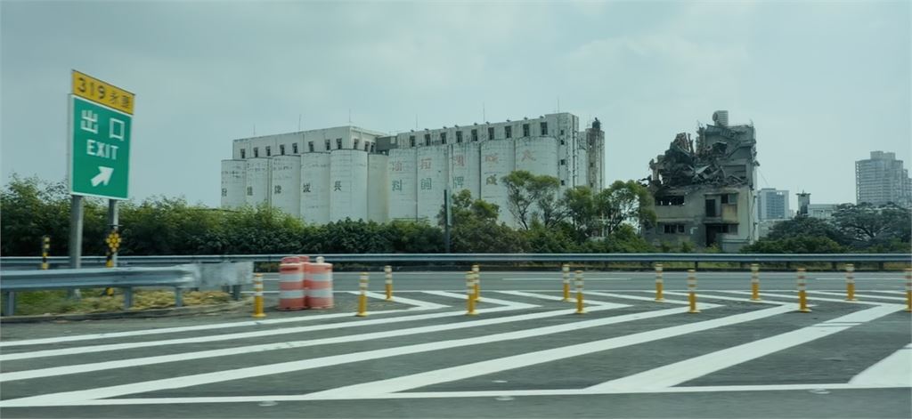 像要跌倒的「霍爾移動城堡」　國1永康段旁傾斜建物掀網熱議