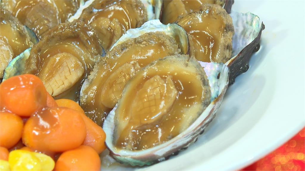 飯店年菜戰開打！　蔘雞湯、鮑魚、干貝等年味「袋」著走
