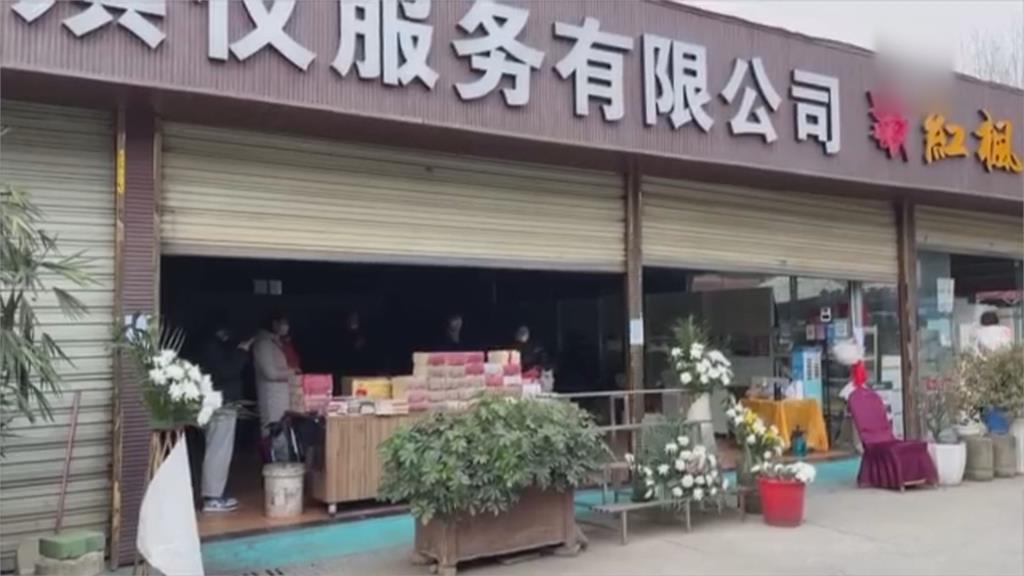 中國壽衣、棺木、屍袋大缺貨　成人紙尿褲爆囤貨潮