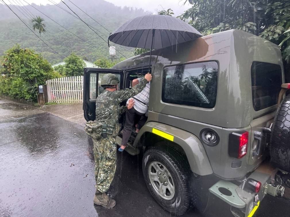 快新聞／防巴威肆虐！巴威挾豪雨襲南台灣　「這群人」頂風雨全力守護　