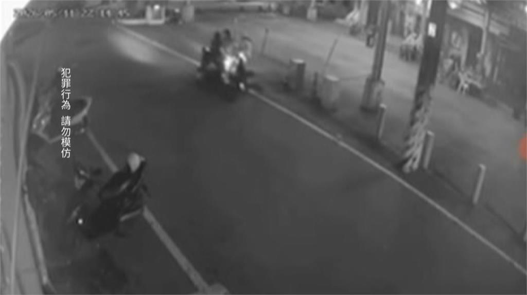 高雄男騎贓車行搶背包　外籍女重摔受傷
