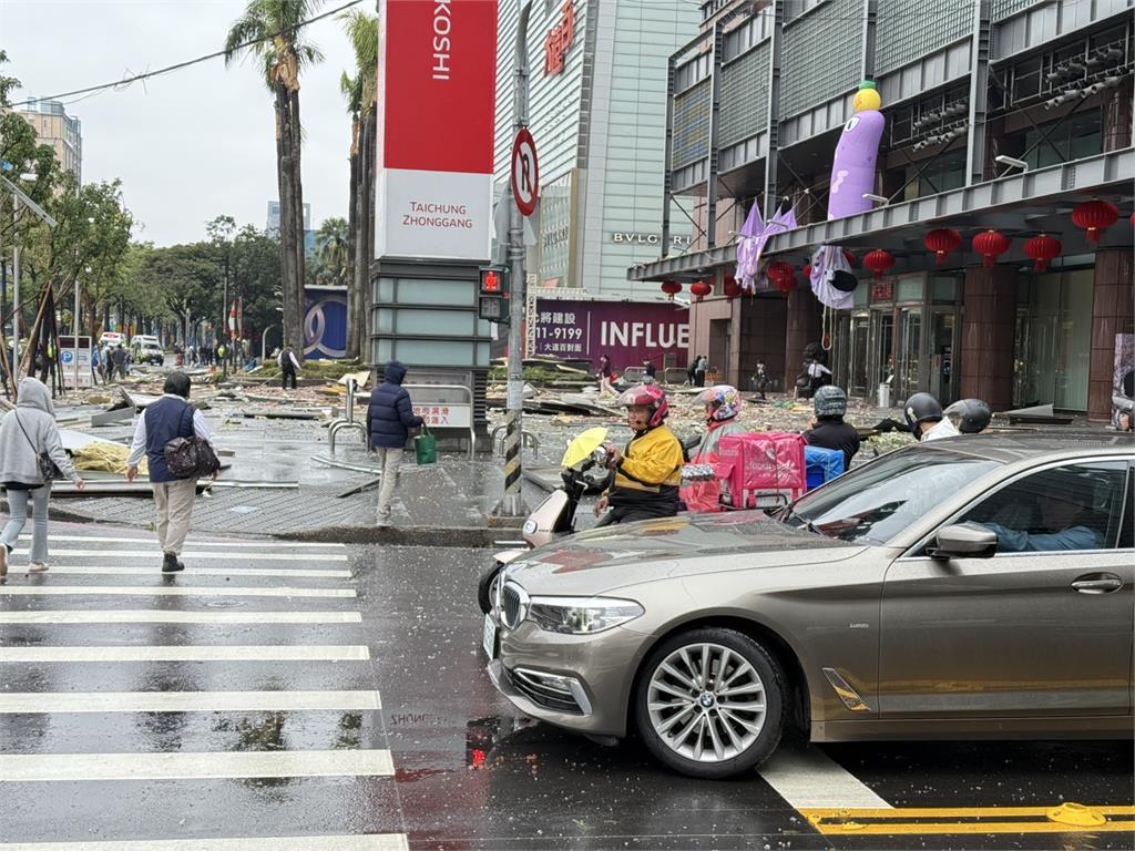 台中新光三越11樓發生氣爆！45秒「炸飛噴馬路畫面曝」整樓全是白煙