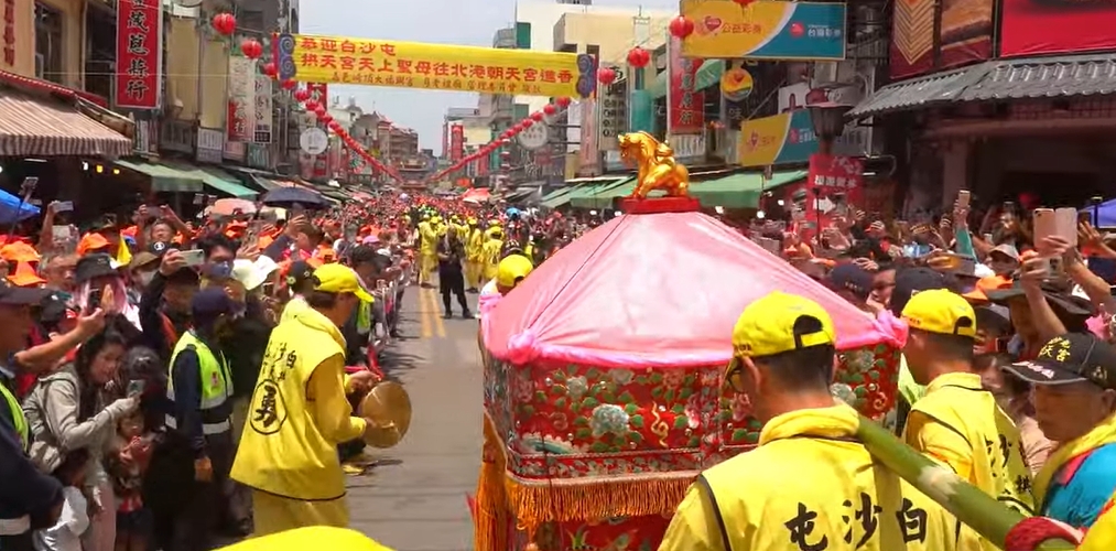 快新聞/白沙屯媽祖急行軍!「三進三退」衝朝天宮 超震撼畫面曝光