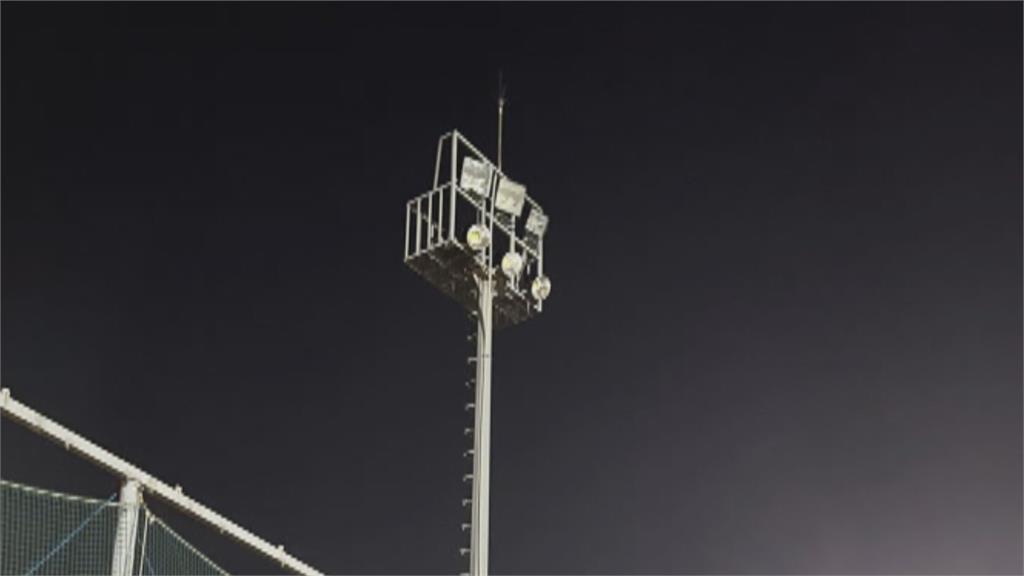 民眾投訴台北市政府　雙園棒球場夜間照明不足