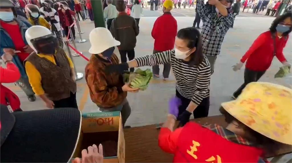 林園里聯會收購萬顆高麗菜 協助農民也免費發送給里民