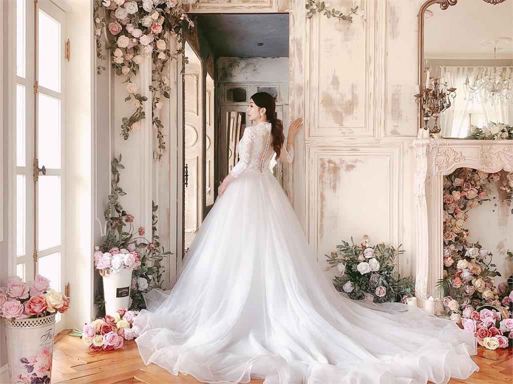 阿翔老婆結婚11年重披白紗「甜靠尪肩上」 感慨喊話:我們只會活一次