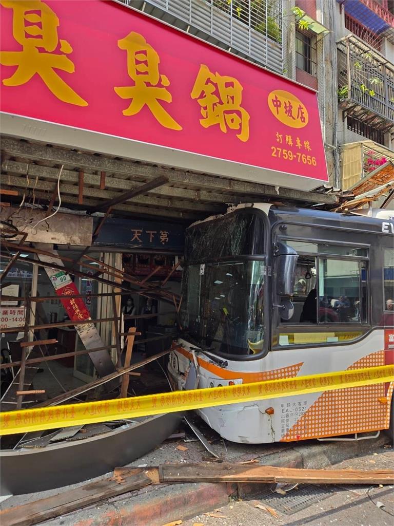 北市公車失控衝入騎樓 險撞進火鍋店釀2路人傷