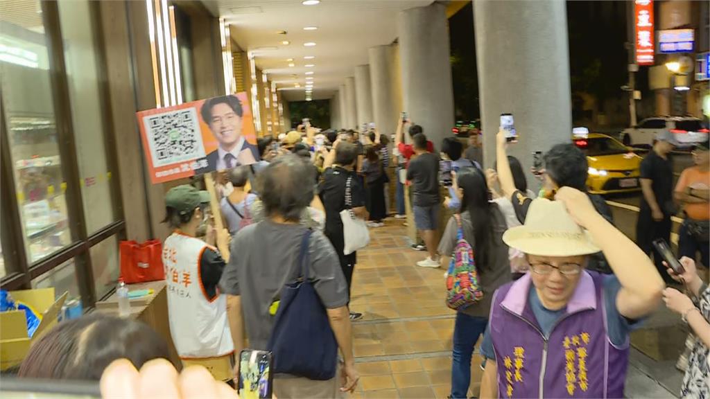 快新聞／寧夏夜市出現「百人貪食蛇」！沈伯洋掃街掀洋流　支持者掏存摺邀簽名