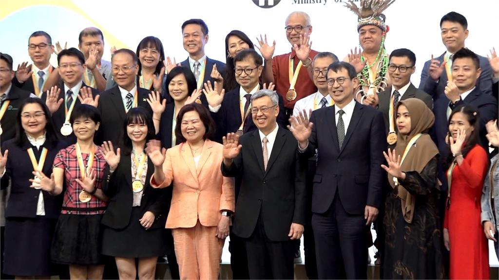 表揚模範勞工! 陳建仁親自頒獎 祝福勞動節快樂