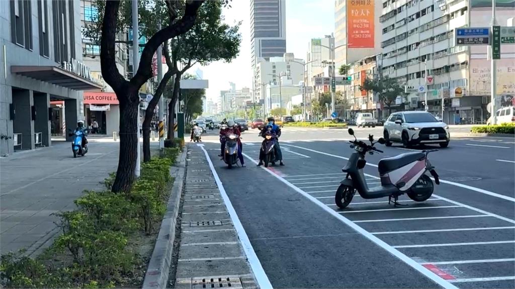區隔人車空間!機車格外移 機車就像停在路中央