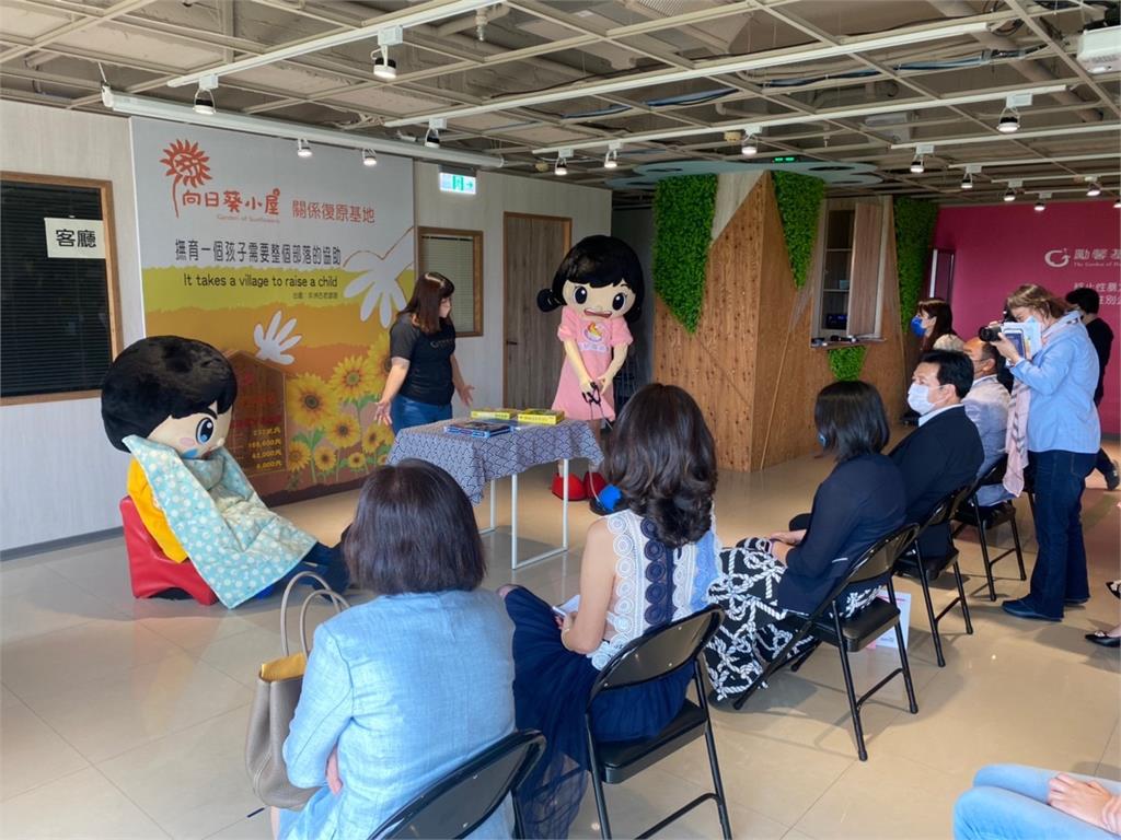 桃園首輛「向日葵行動車」啟用!鄭寶清承諾當勵馨志工 用愛與行動支持婦幼