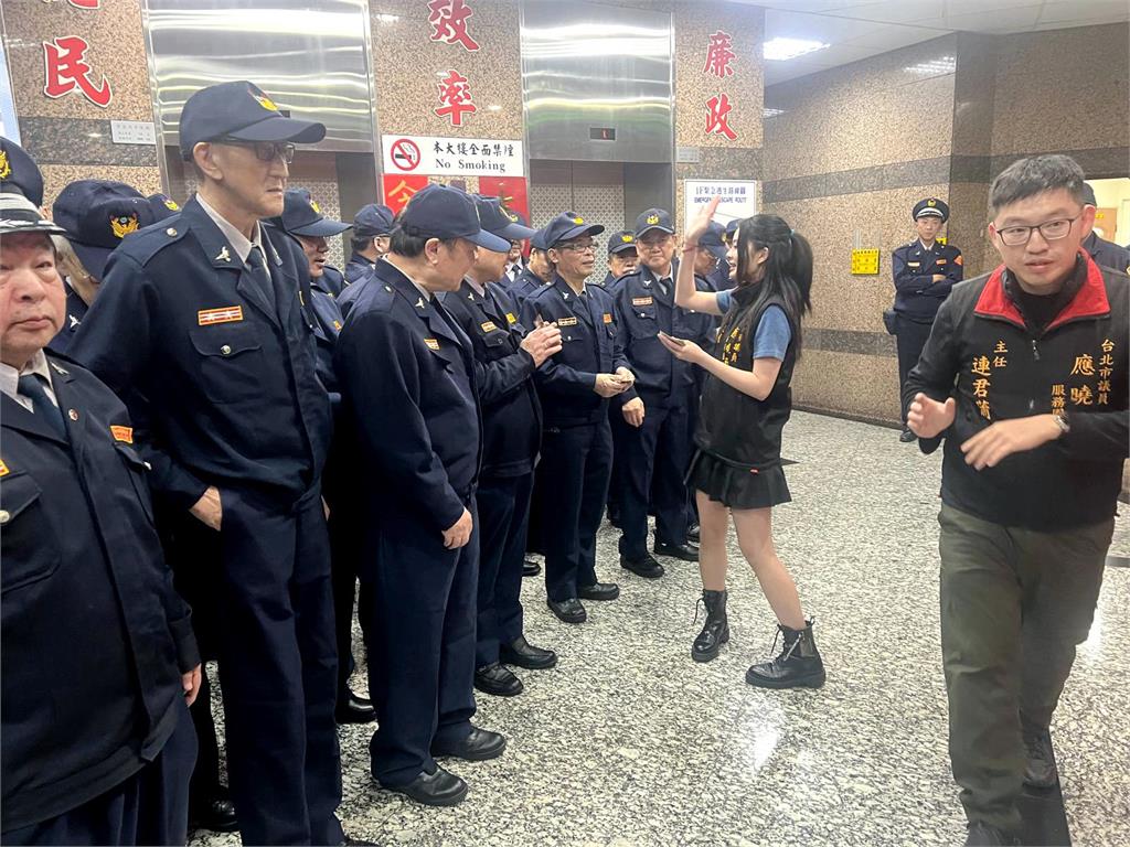 送義警泡麵「還貼自拍照」應佳妤遭酸作秀！應曉薇怒嗆網：注意留言不要被告