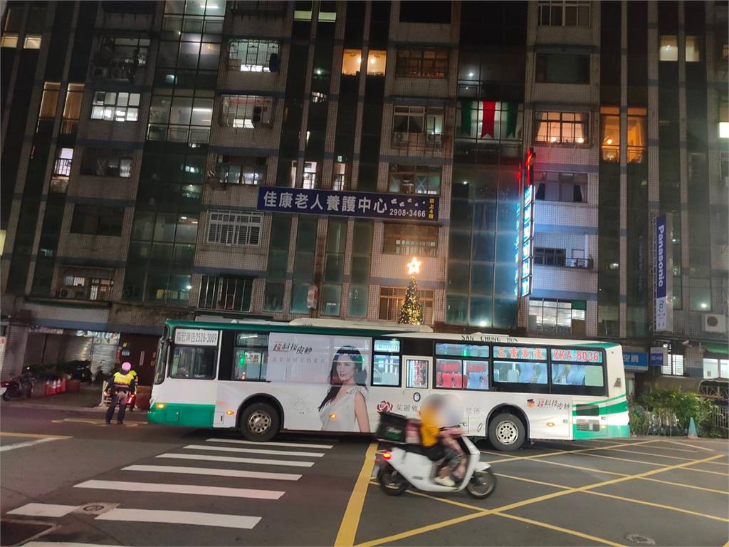 新北公車未禮讓撞飛少年　司機稱「招牌太亮」沒看到人