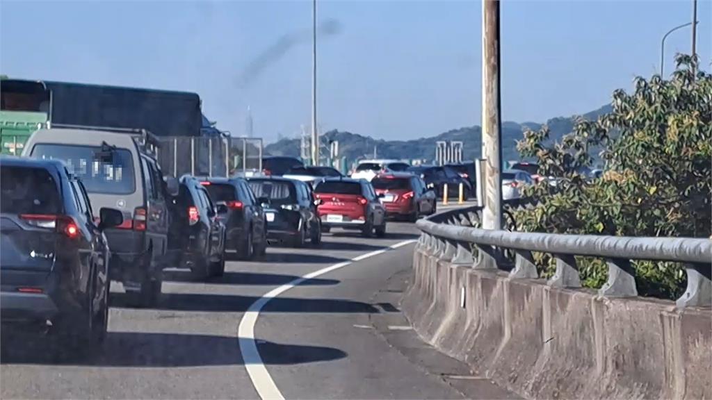 快新聞/台62線驚魂!砂石車追撞砂石車 上班族塞成一團