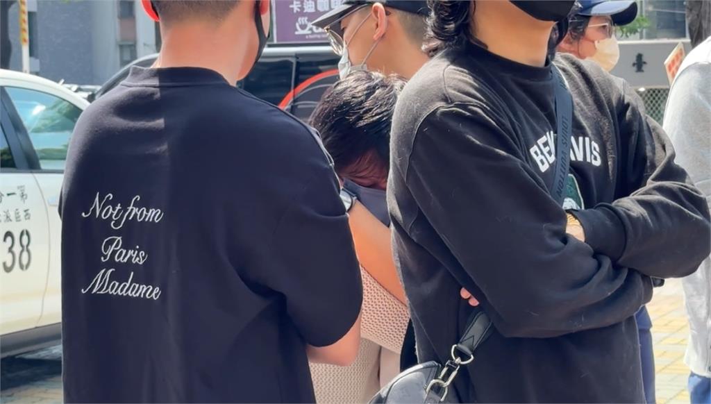販賣大麻菸彈判刑4年2月定讞 Toyz發監報到「她」現身低調陪同