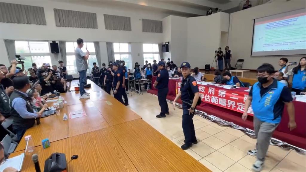 不滿名間焚化爐案選址! 範疇界定會"民眾爬桌抗議"