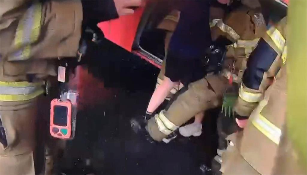鎂土遇水爆炸！消防員逃生第一視角曝　肉身護沒穿防護衣指揮官