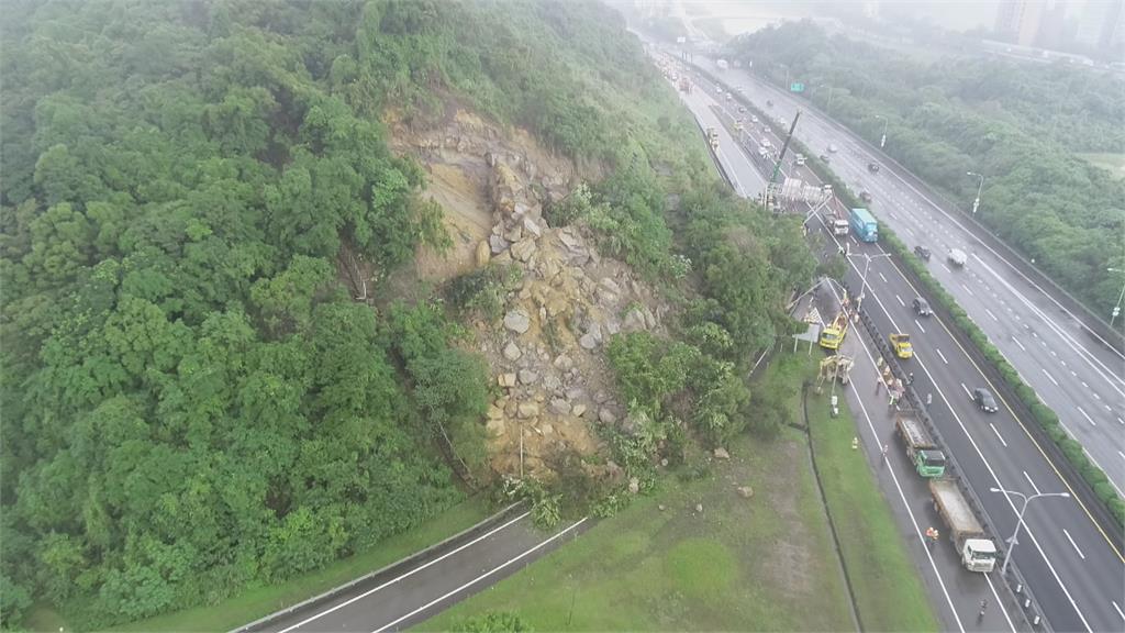 畫面驚人！國1南下汐止出口走山　大量土石傾瀉而下　門架傾斜扭曲變形