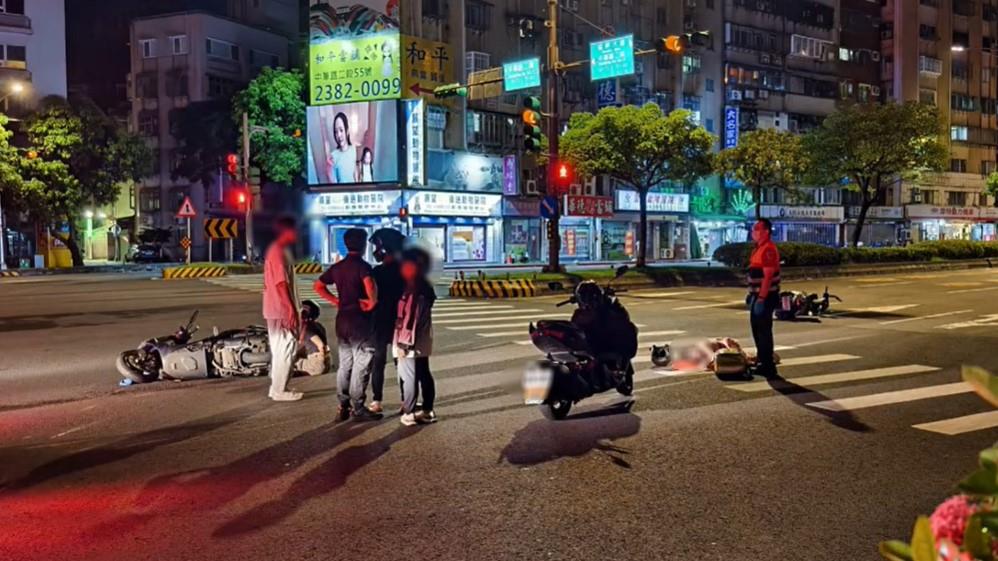 快新聞/三寶鬼切!深夜北市萬華1機車「無預警變換車道」遭追撞 3人受傷送醫