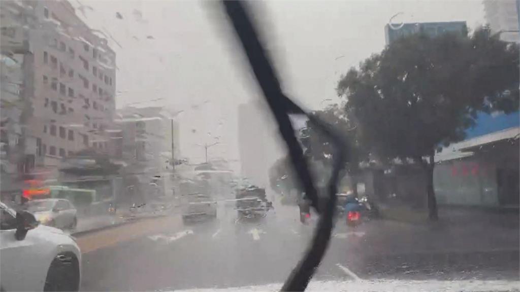 西南風挾帶旺盛水氣　高雄又暴雨多處積淹水