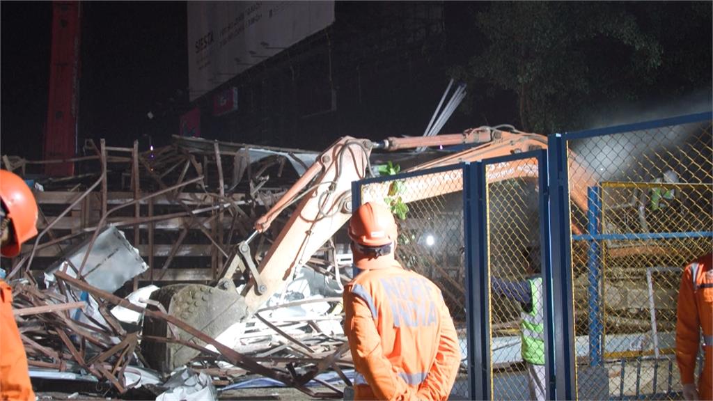 印度孟買巨型廣告看板倒塌 至少壓死14人、60傷