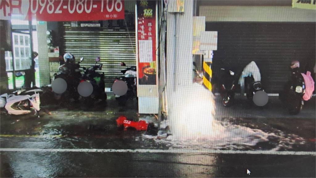 馬路現噴泉!台南5旬男疑疲駕上路 消防栓遭撞斷、波及3機車