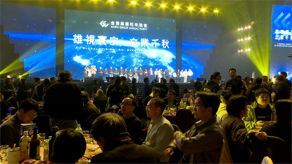 被電子業耽誤的情歌王子！　金寶許勝雄尾牙開唱　全場暴動