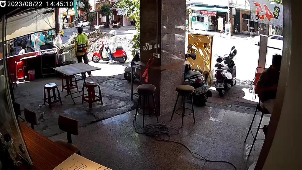 高雄女騎士摔進路面工地坑洞 怪手緊急出動救援
