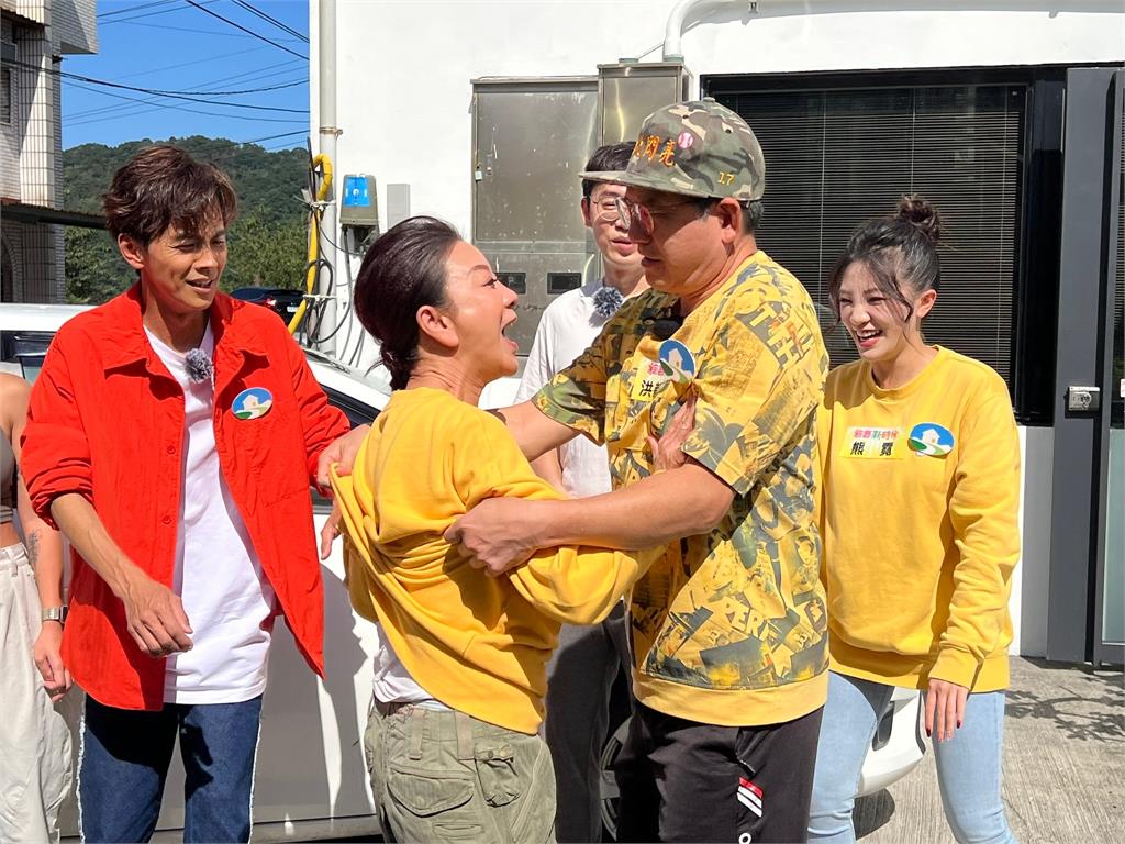 體驗民宿達人遇住客辣妹穿著火辣!「年輕才這樣穿」楊繡惠不甘示弱脫衣服要比拚
