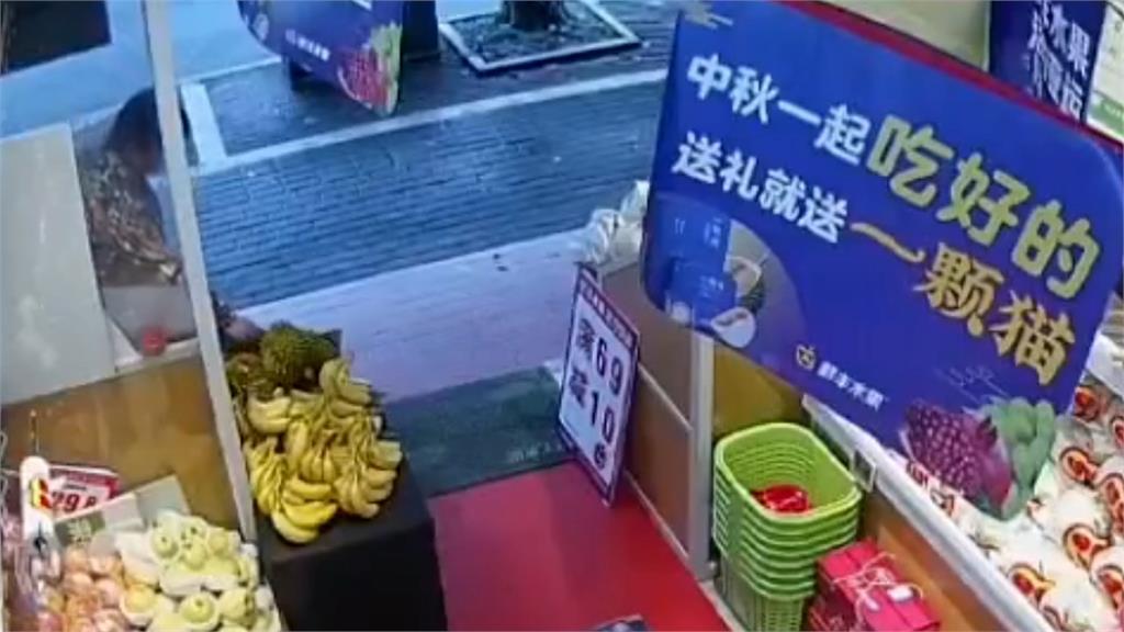 厚臉皮大媽「偷榴槤嫌還沒熟」 假裝顧客要退錢店家傻眼:後來又來偷