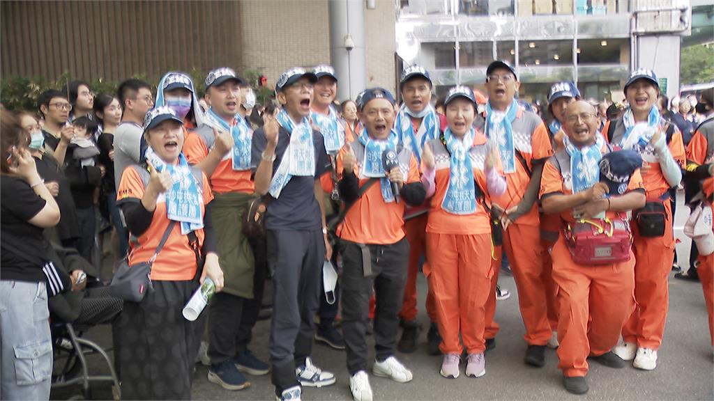 粉紅超跑進醫院! 贊境第二天為病患祈福人潮滿滿