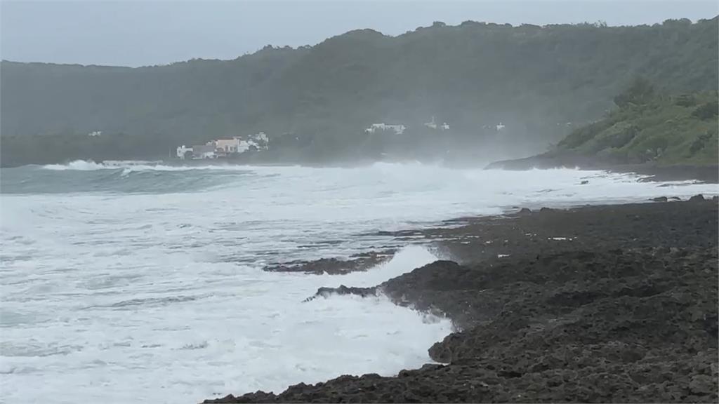 鳳凰威力不容忽視！　屏東後壁湖「冷卻塔被吹斷」　墾丁船帆石掀巨浪　民眾續防颱
