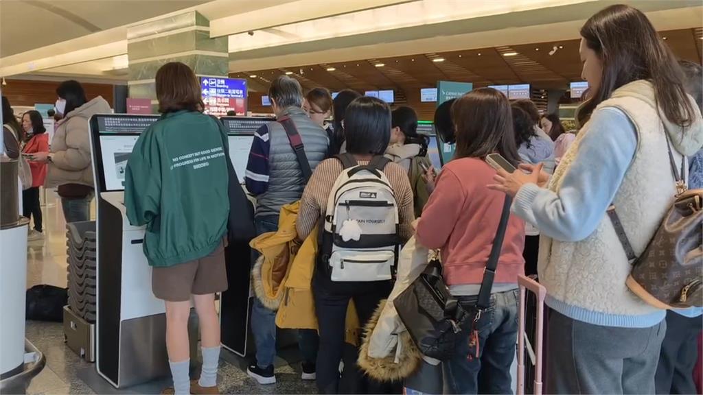 太誇張！機上囂張抽電子煙　外籍男乘客還對空服員「伸鹹豬手」