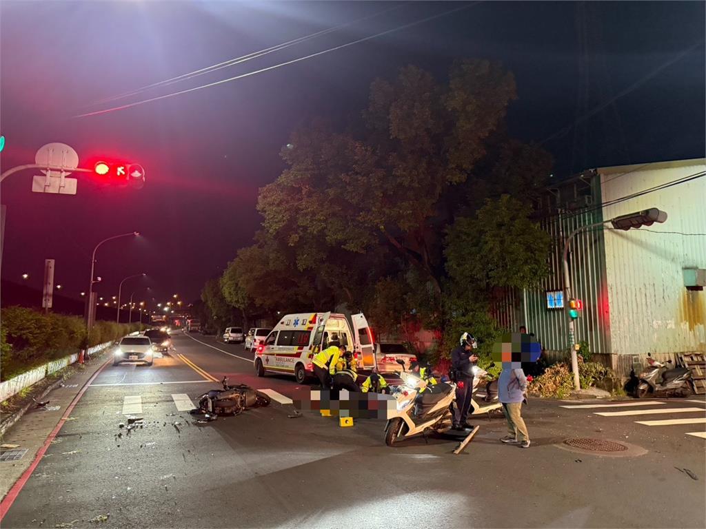 最新／新北五股驚悚車禍！左轉車撞直行機車　騎士噴飛影像曝光