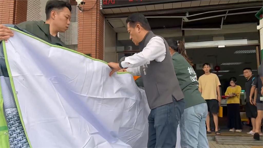 颱風過境強風吹掀屋頂 林俊憲捐百面廣告帆布助災民