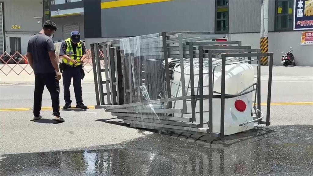 聯結車載化學儲存桶轉彎掉落 女騎士遭強酸噴濺送醫