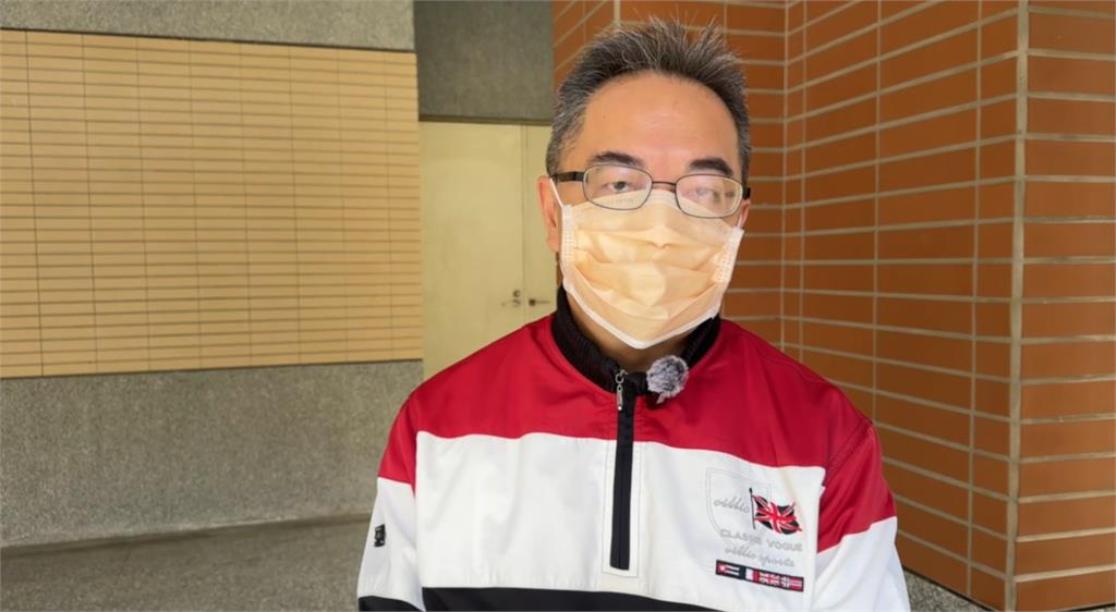 強風襲擊 竹南大同高中操場PU跑道被吹掀 停車格機車倒一排