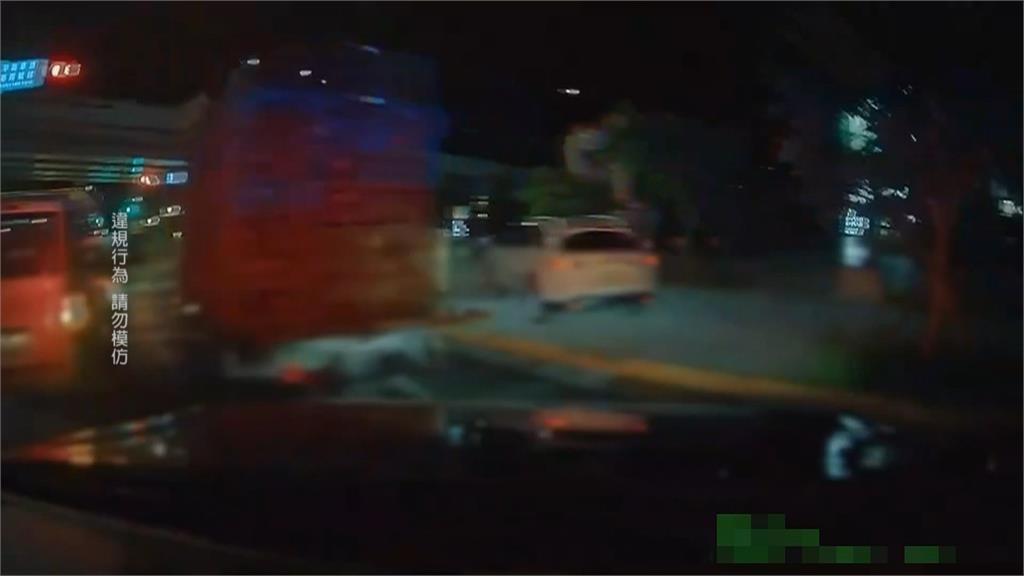 板橋追到萬華！扣牌車拒檢狂飆　闖機車道.開上人行道