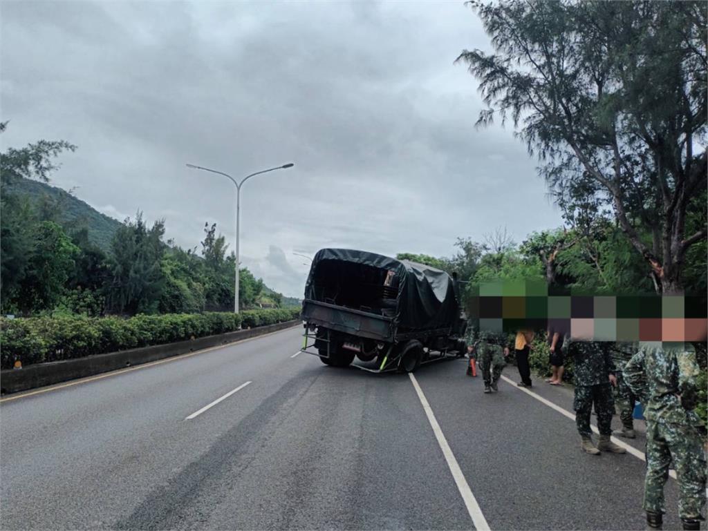 國軍天雷操演前夕　43砲指部建置砲陣地軍卡自撞路樹